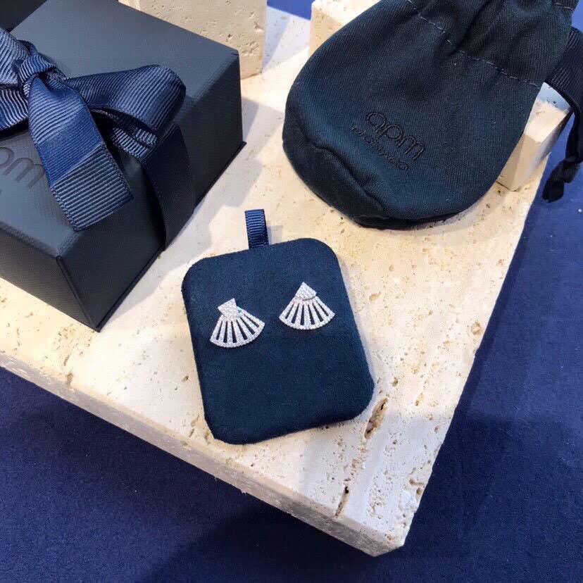 APM Monaco Elegant Fan-Shaped Diamond Stud Earrings
